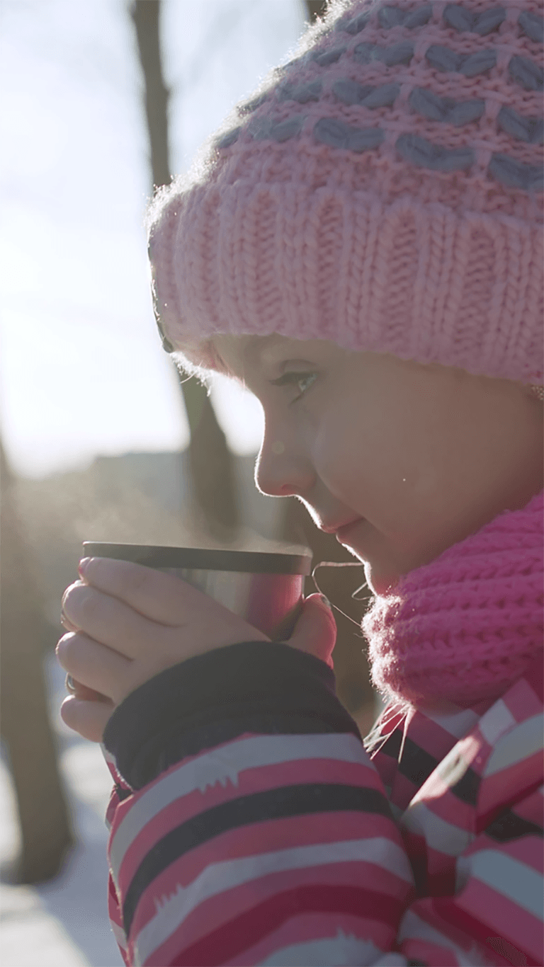 bambina con tazza.png